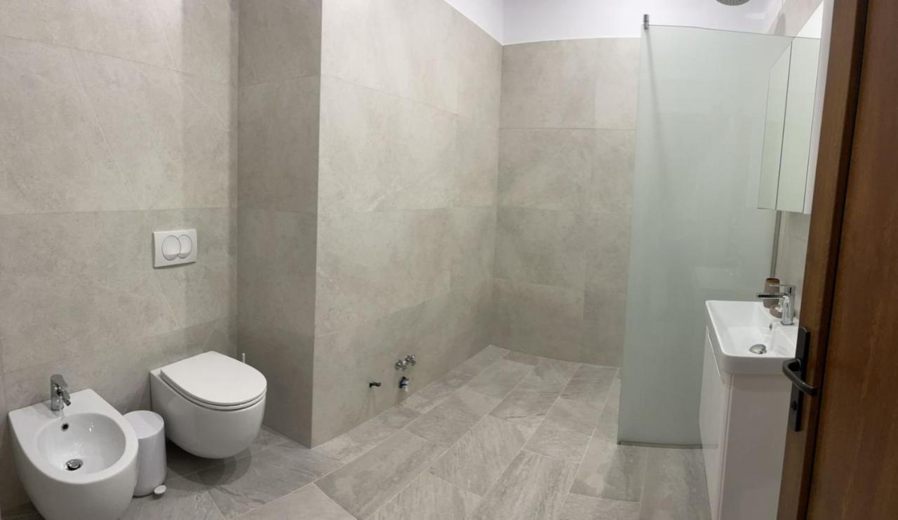 Hotel Kroi Near Castle Entrance Castle And Town View Krujë المظهر الخارجي الصورة