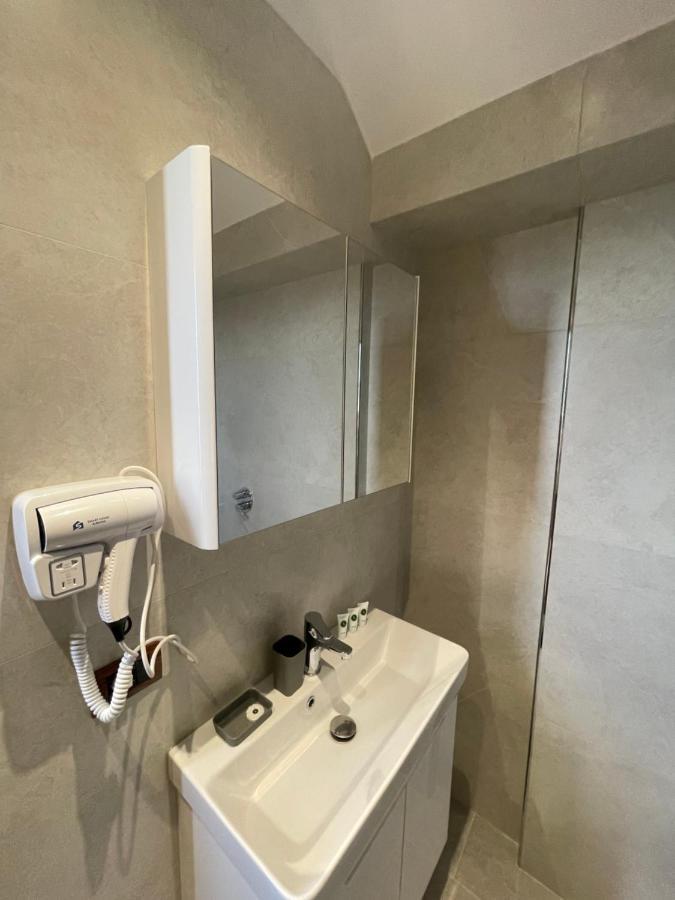 Hotel Kroi Near Castle Entrance Castle And Town View Krujë المظهر الخارجي الصورة