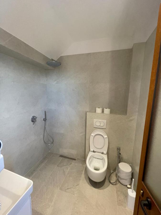 Hotel Kroi Near Castle Entrance Castle And Town View Krujë المظهر الخارجي الصورة