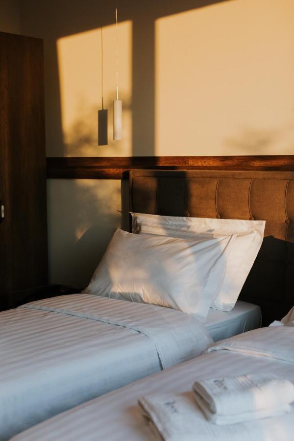 Hotel Kroi Near Castle Entrance Castle And Town View Krujë المظهر الخارجي الصورة