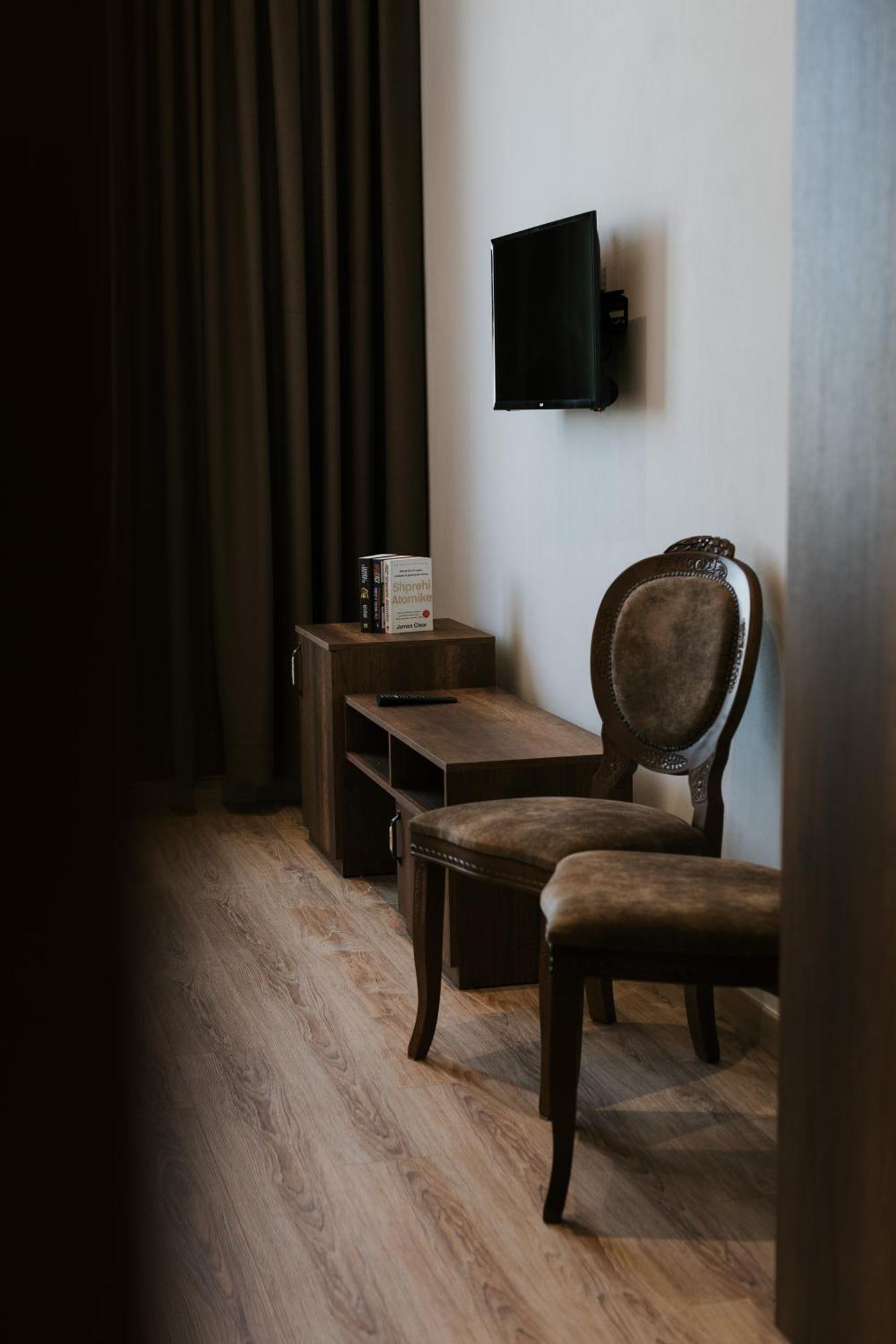 Hotel Kroi Near Castle Entrance Castle And Town View Krujë المظهر الخارجي الصورة