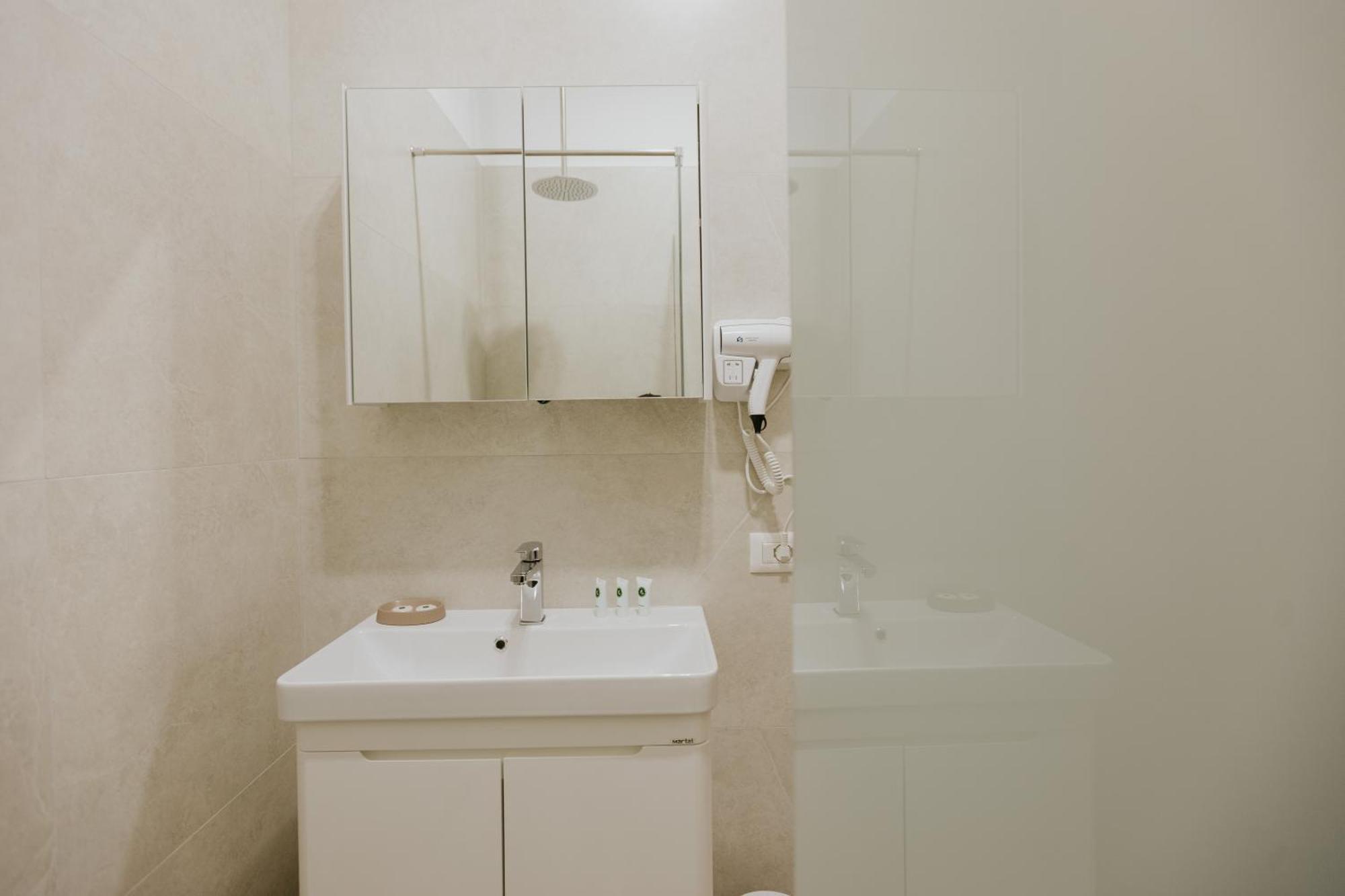 Hotel Kroi Near Castle Entrance Castle And Town View Krujë المظهر الخارجي الصورة