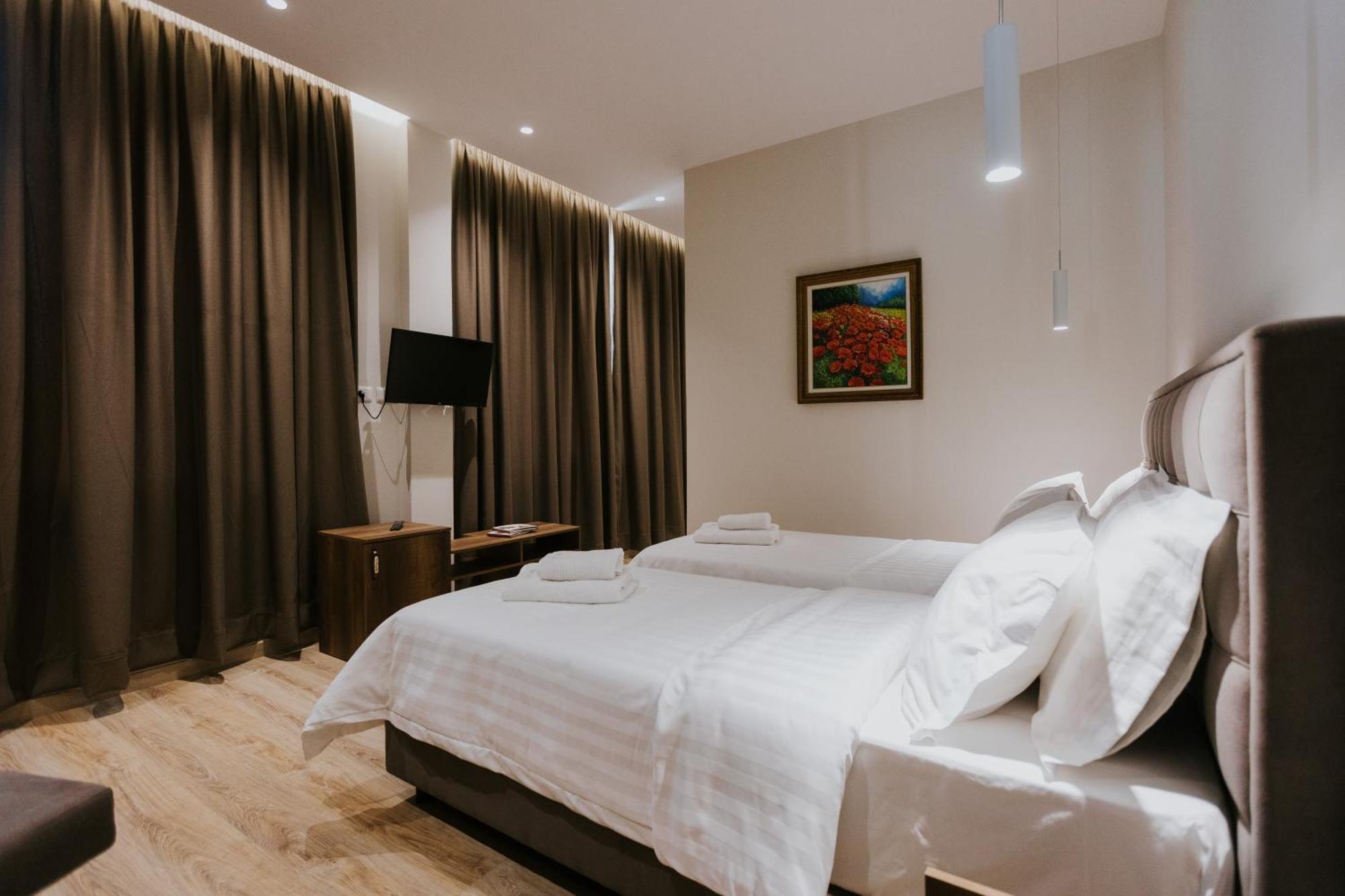 Hotel Kroi Near Castle Entrance Castle And Town View Krujë المظهر الخارجي الصورة